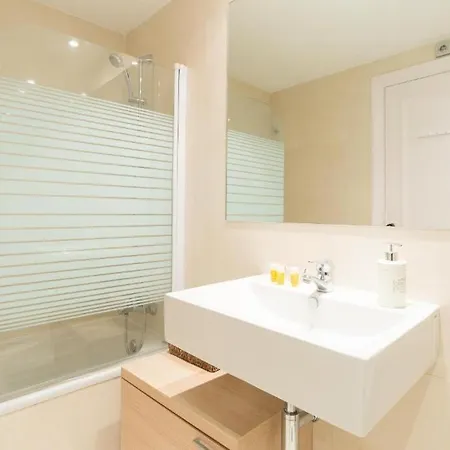 Sea View & Access - Center Lejlighed *
