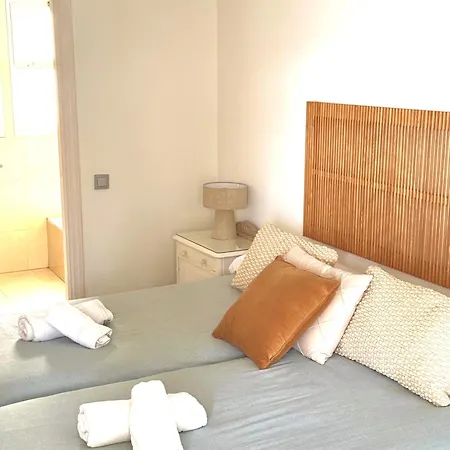 Sea View & Access - Center