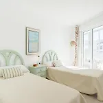 Sea View & Access - Center